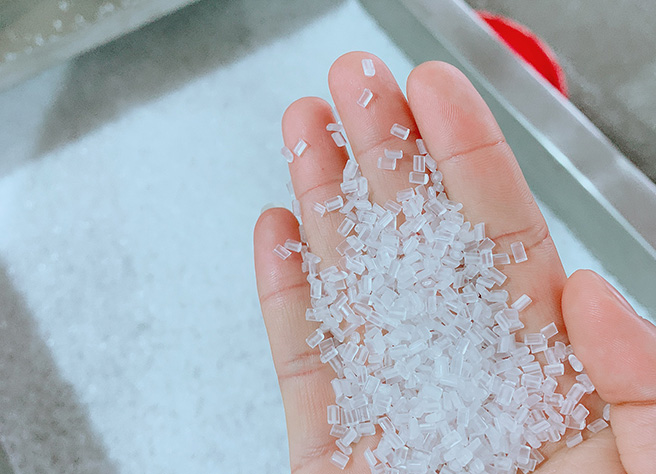 料子表面光滑，顆粒大小均勻。